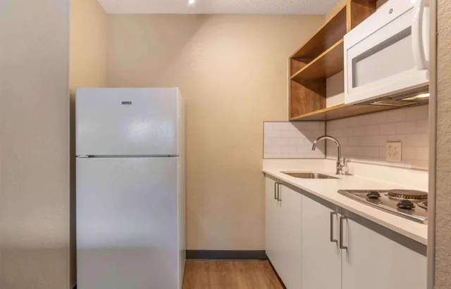 جناح ديلوكس بسرير كوين مع أريكة لذوي الإعاقة، Extended Stay America Miami Airport Doral 25th St 4/5