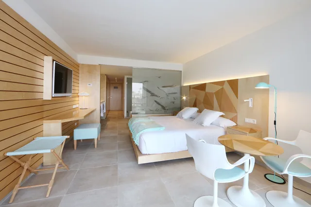 غرفة بسرير كوين بشرفة بإطلالة جزئية على البحر، Iberostar Selection Playa De Palma 4/6