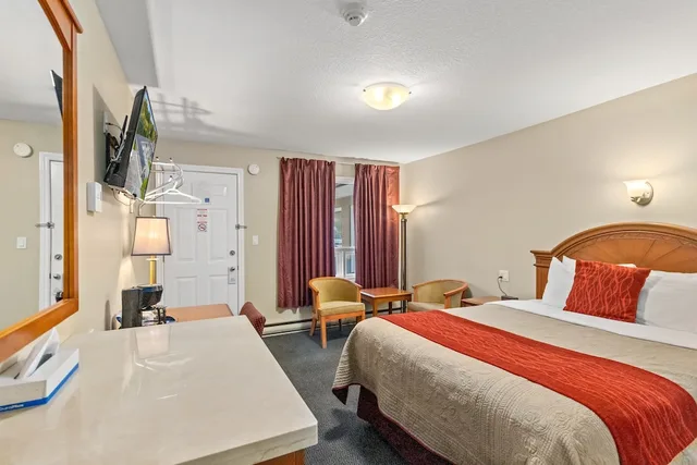 Room, Queen Bed, Knights Inn Owen Sound 1/9