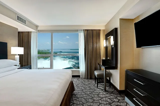 Room, King Bed, Partial Falls View, Sofa، Embassy Suites By Hilton Niagara Falls Fallsview 4/5