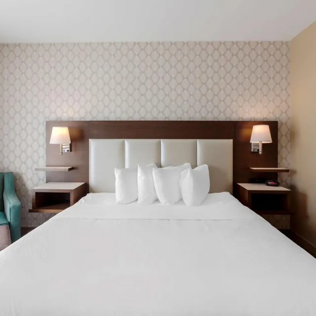 جناح بسرير كينج بغرفة نوم واحدة مع أريكة، Best Western Plus St. John s Airport Hotel and Suites 7/10