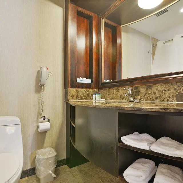 جناح بسرير كينج مع أريكة، Woodbine Hotel and Suites 2/5