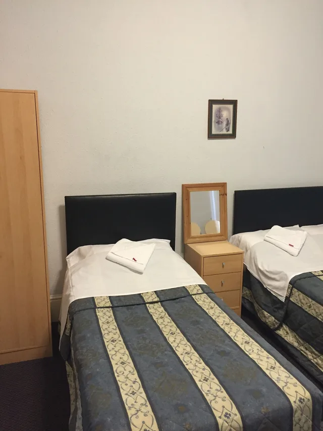 غرفة ثلاثية بسرير مزدوج وسرير فردي، Anwar House 1/10