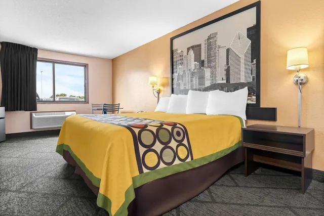 غرفة بسرير كينج، Super 8 by Wyndham Bourbonnais/Kankakee Area 2/5