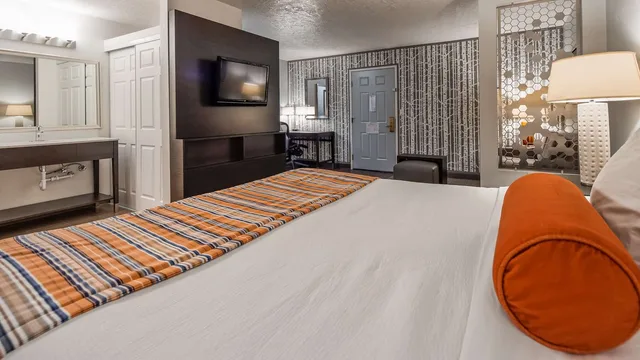 Suite, King Bed, Accessible, Best Western Corvallis 2/3