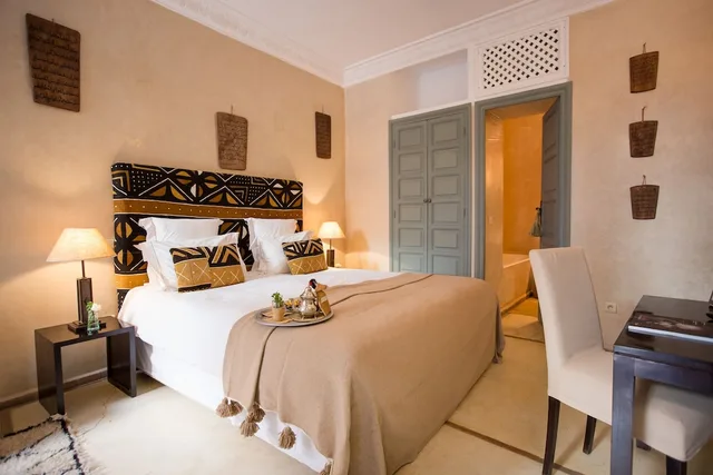 Superior, Twin Beds, Side View, Bathtub، Riad Olema et Spa 2/3