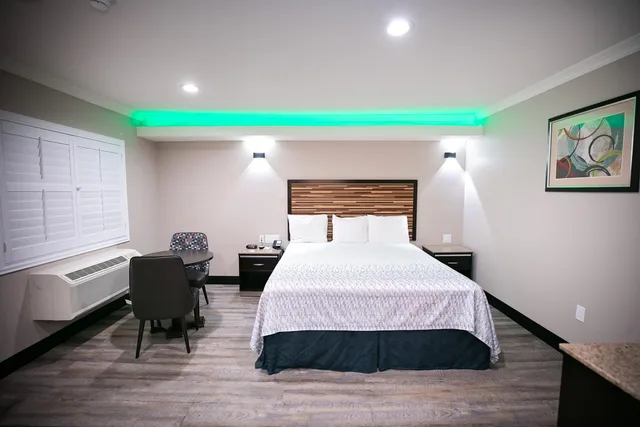 Room, King Bed, Diamond Bell Inn And Suites 1/1