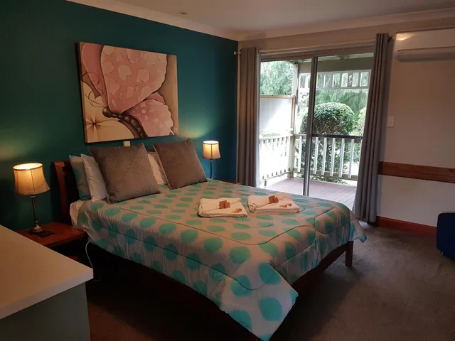 غرفة تنفيذية بسرير كوين بشرفة، ADAMSONS RIVERSIDE ACCOMMODATION 2/3