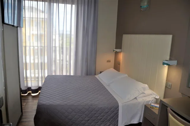 Small Double, Economy, City Side, Pool Access، Yes Hotel Touring & Spa 2/4