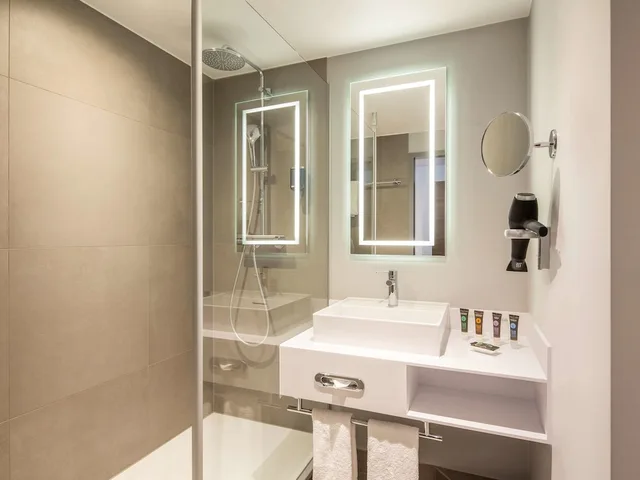 Superior, Double Bed, Sofa, NOVOTEL HAMBURG CITY ALSTER 4/9