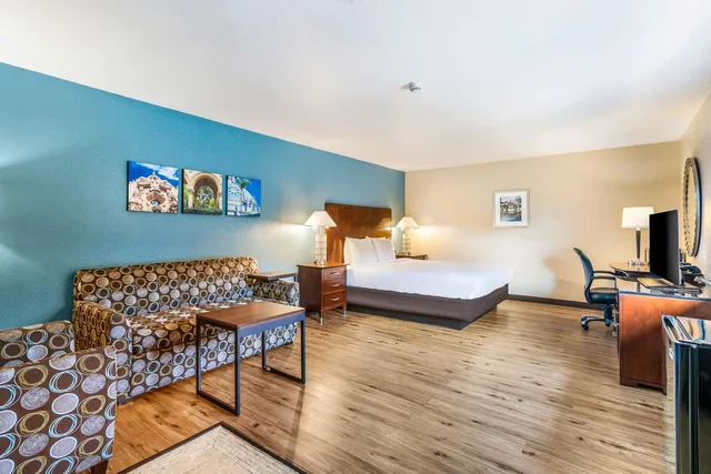 جناح بسرير كينج بحوض جاكوزي، Hotel Hacienda at Ontario Ranch 2/3