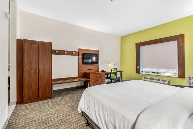 غرفة بسرير كينج، Holiday Inn Express Hotel And Suites Van Buren Ft Smith Area 2/10