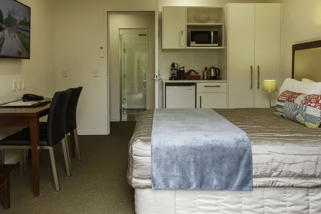 استوديو بسرير كوين، Delorenzo S Studio Apartments 3/9
