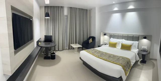 Green, Queen Bed، Rakabi The Fern Igatpuri 4/10