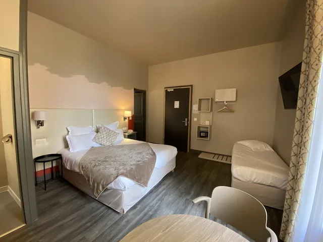 غرفة سوبيريور بسرير كوين وسرير فردي بشرفة، Majestic Hotel 9/10