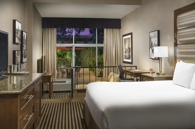 غرفة بسرير كينج بإطلالة على الحديقة، USC Hotel 2/3