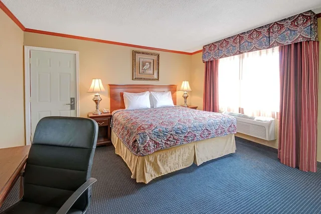 غرفة ديلوكس بسرير كينج، Days Inn by Wyndham Albuquerque Downtown 2/3