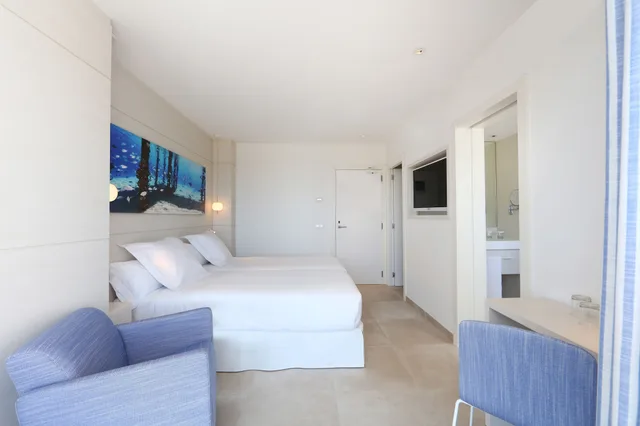 غرفة بسريرين منفصلين بإطلالة على البحر بشرفة، Iberostar Selection Santa Eulalia Ibiza - Adults Only 7/10