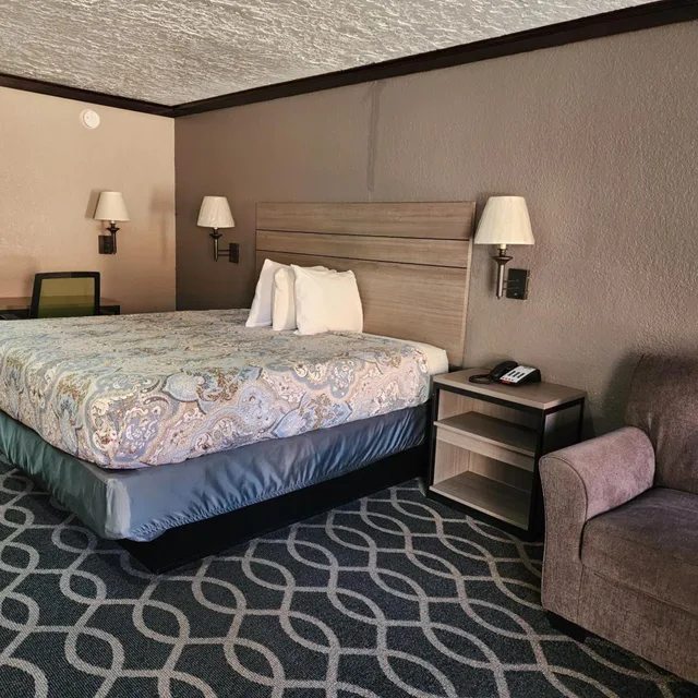 Room, King Bed, Executive Inn Oklahoma City OK 2/3