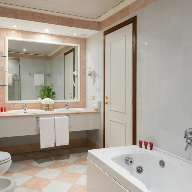Superior, King Bed, Leonardo Hotel Milan City Center 8/8