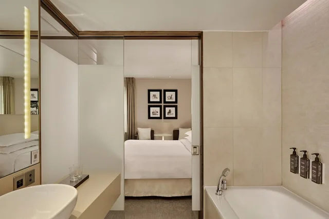 غرفة كلوب بسرير كينج، Sheraton Grand Hotel And Spa 4/6