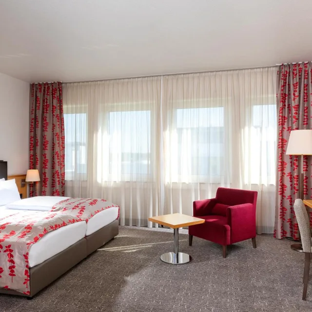 غرفة قياسية بسرير كينج وسرير كوين، Holiday Inn Frankfurt Airport Neu Isenburg 6/9
