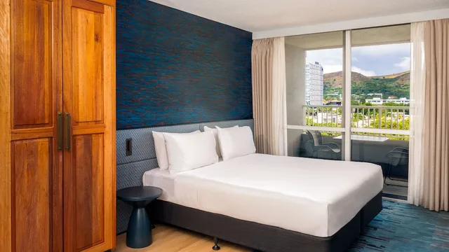 جناح بسرير كينج بإطلالة على المسبح بشرفة، Holiday Inn Port Moresby 1/7