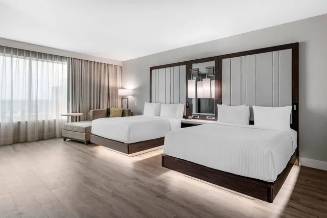 غرفة قياسية بسريرين كوين مع أريكة، Cambria Hotel Austin Uptown near the Domain 1/7