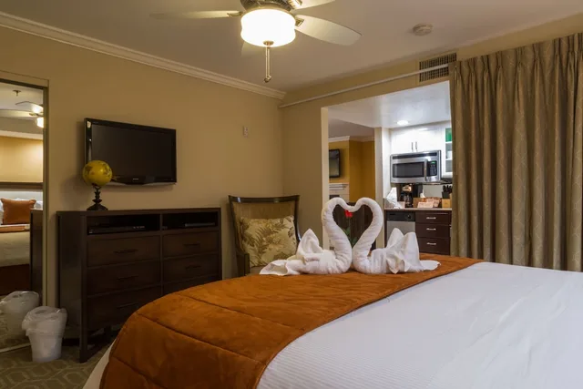 شقة سكنية بسرير كوين بغرفة نوم واحدة مع أريكة بمطبخ صغير، Coronado Beach Resort 6/10