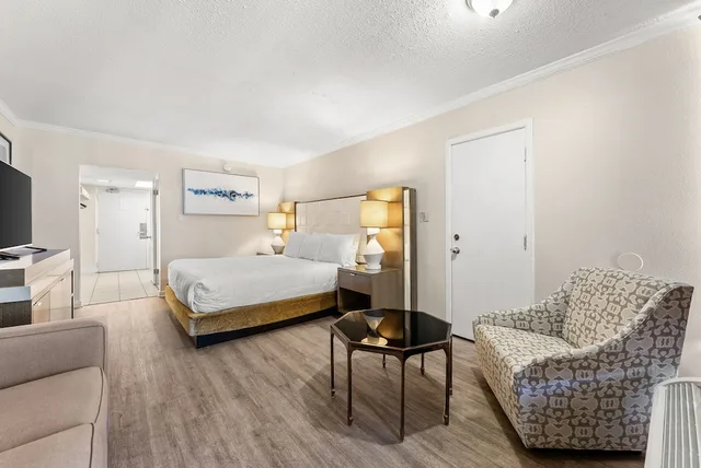 غرفة قياسية بسرير كينج بشرفة مع أريكة، Seahaven Beach Hotel 8/10