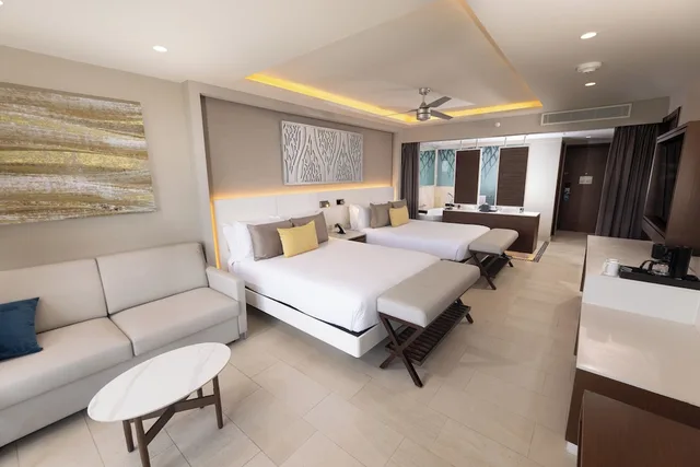 جناح جونيور فاخر بسريرين كوين مع أريكة، Royalton Riviera Cancun An Autograph Collection All Inclusive Resort Casino 2/10