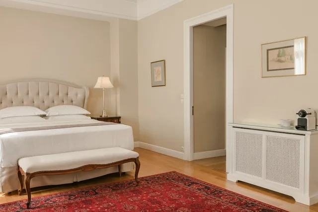 جناح تنفيذي بسرير كوين بغرفة نوم واحدة مع أريكة، Noble Suites 2/6