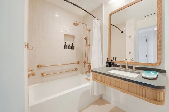 Standard, King Bed, Resident View, Accessible، Hotel Indigo Grand Cayman, an IHG Hotel 3/4