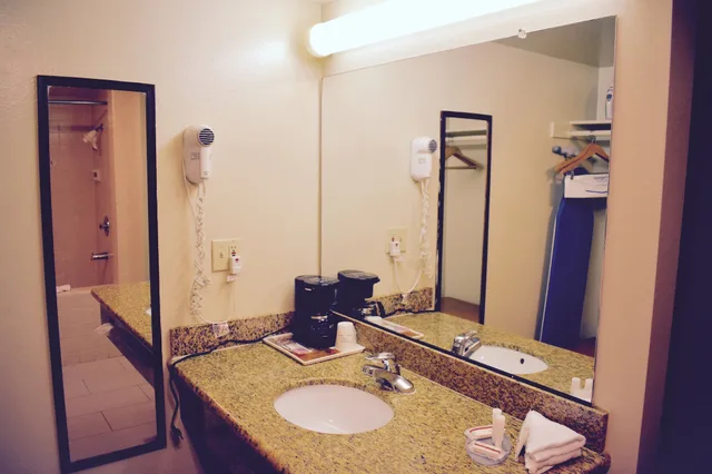 غرفة بسريرين مزدوجين، Days Inn by Wyndham Anaheim Near The Park 5/6