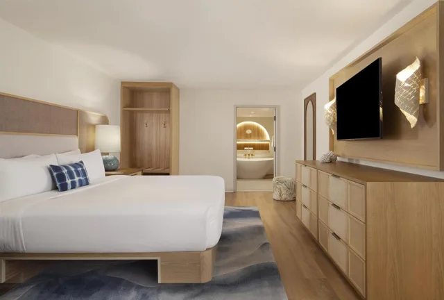 Palm, Suite, King Bed, Water Front, Sofa، Baker's Cay Resort Key Largo, Curio Collection by Hilton 1/8