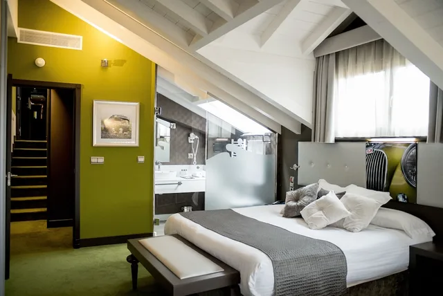 جناح جونيور بسرير كوين مع أريكة بحوض جاكوزي، Costa Esmeralda Suites 2/5