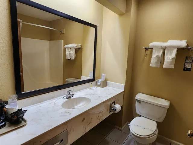 غرفة بسرير كينج، Super 8 by Wyndham Pine Bluff 4/4
