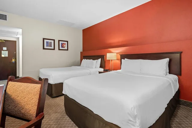 Basement, 2 Queen Beds, Comfort Inn & Suites Calgary Airport - South 4/7