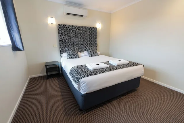 شقة بسرير كوين وسريرين فرديين بـ3 غرف نوم، Sovereign Park Motor Inn 2/5