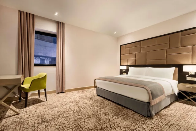 غرفة بسرير كينج بشرفة بإطلالة، Wyndham Grand Tbilisi 1/3