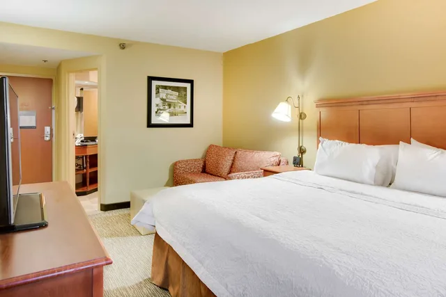 Study, King Bed, Sofa، Pittsburgh Airport Inn and Suites 1/3