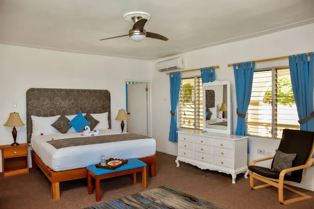 غرفة قياسية بسرير كينج بإطلالة على البحر، Sunset Resort 3/8