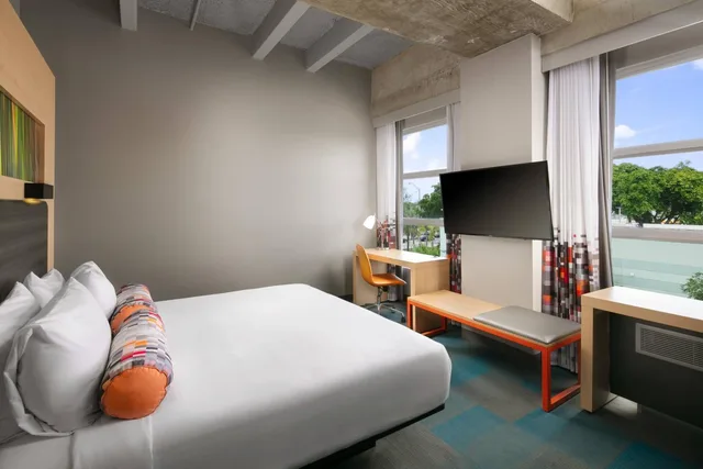 Savvy, Guest Room, King Bed، ALOFT MIAMI AIRPORT 1/4