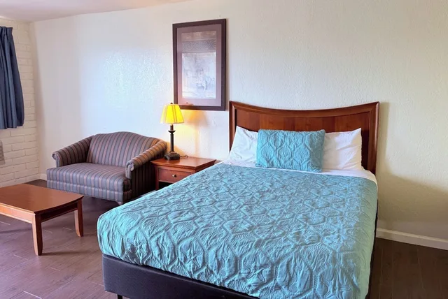 غرفة بسرير كوين لغير المدخنين، Champions Inn Del Rio Near Lake 9/10
