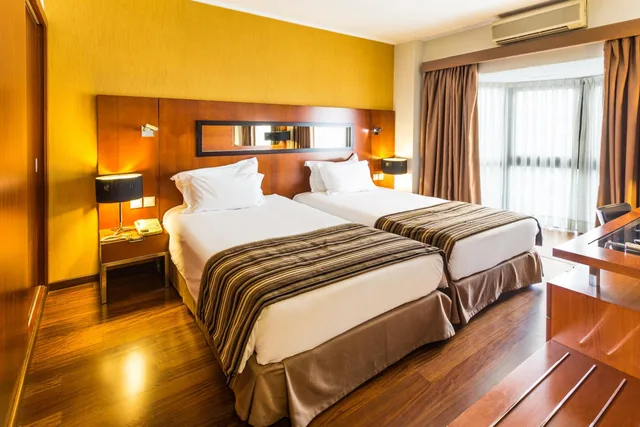 شقة بسريرين منفصلين وسرير كوين بغرفتي نوم مع أريكة، Legendary Lisboa Suites 2/7
