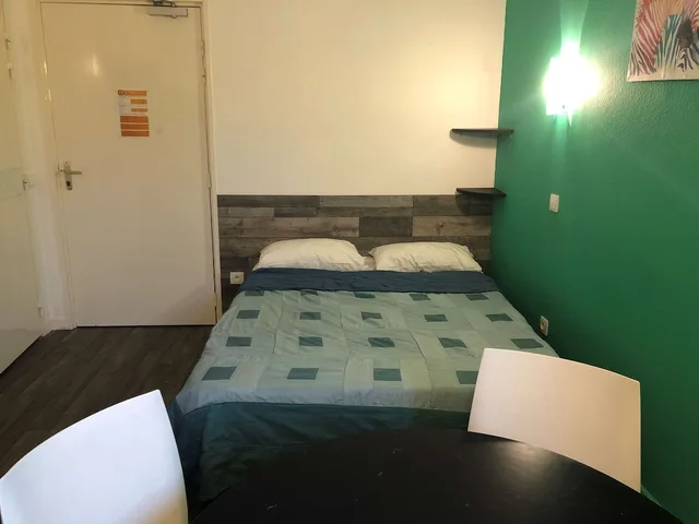 غرفة قياسية بسرير مزدوج وسريرين منفصلين، Kyriad Direct Macon Sud 7/10
