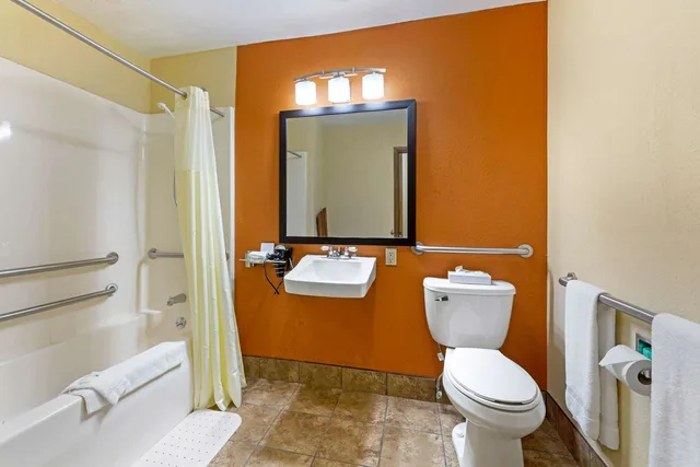 غرفة بسرير كوين لذوي الإعاقة، Quality Inn Wooster OH 4/4