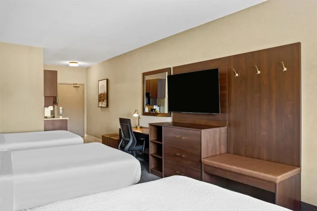 Room, 3 Double Beds, Ramada By Wyndham Drumheller Hotel & Suites 4/4