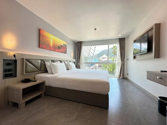 غرفة بريميوم سوبيريور بسرير كينج بإطلالة على الجبل، Clarian Hotel Beach Patong 7/10