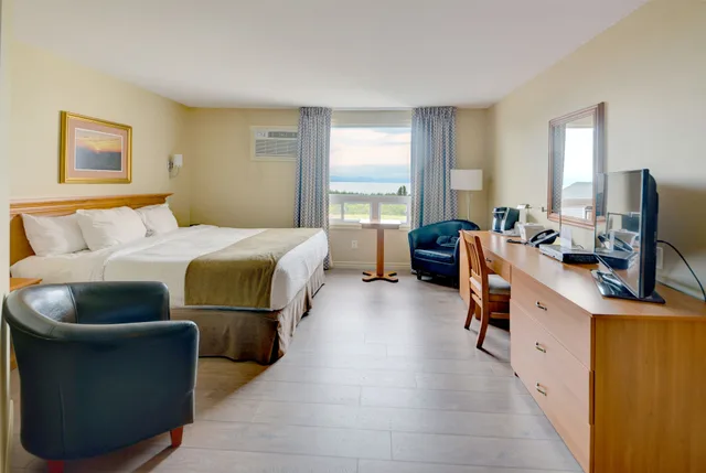 غرفة بسرير كينج، Days Inn by Wyndham Riviere-Du-Loup 2/8